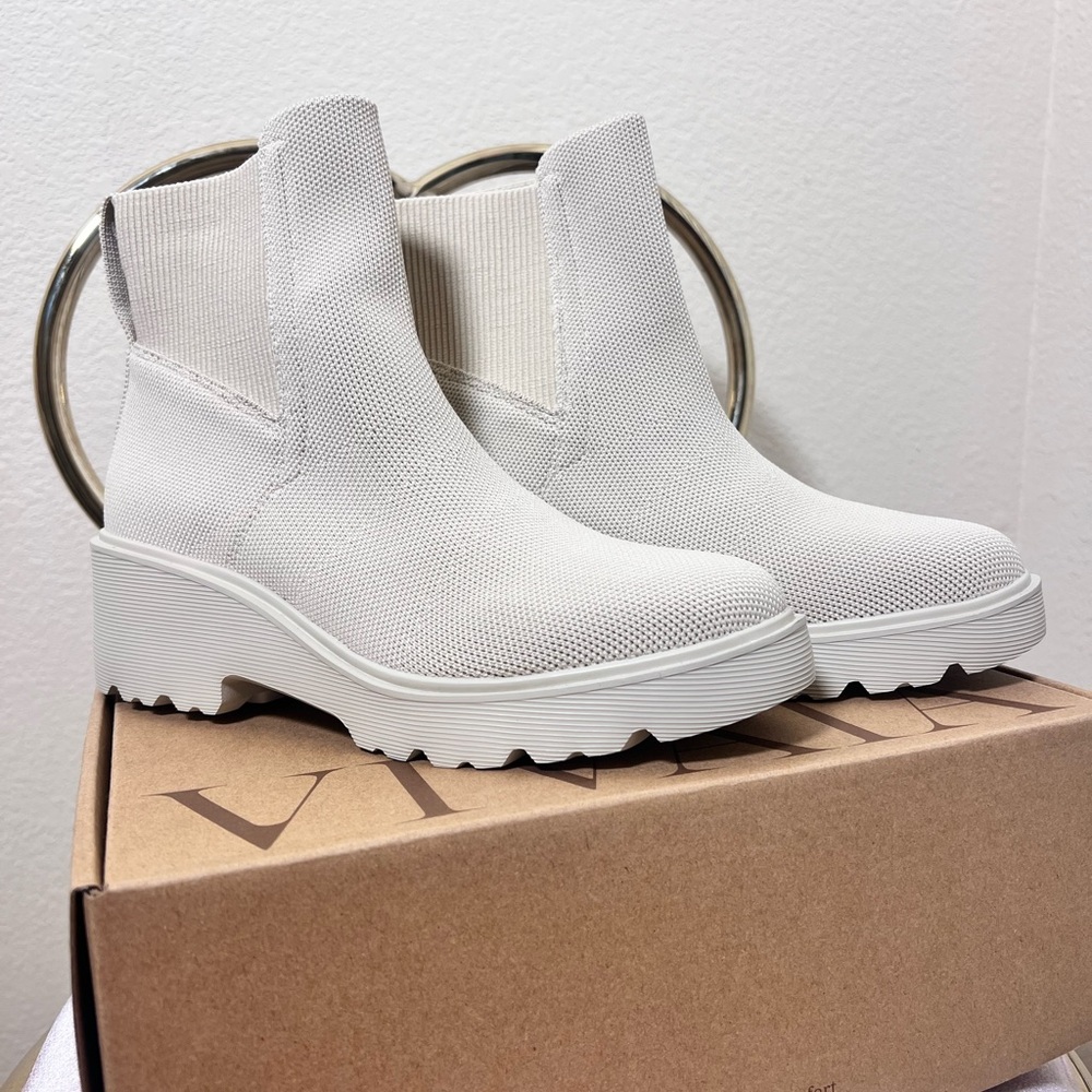 Vivaia Everly Women's Cream Heeled Boots